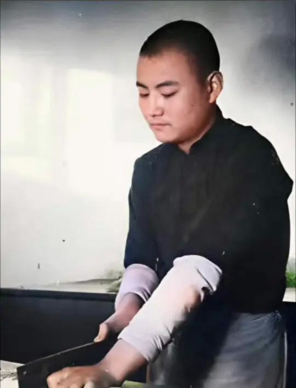 这是老北京最有名的烤牛肉铺子,烤肉宛的师傅,在用大刀切肉