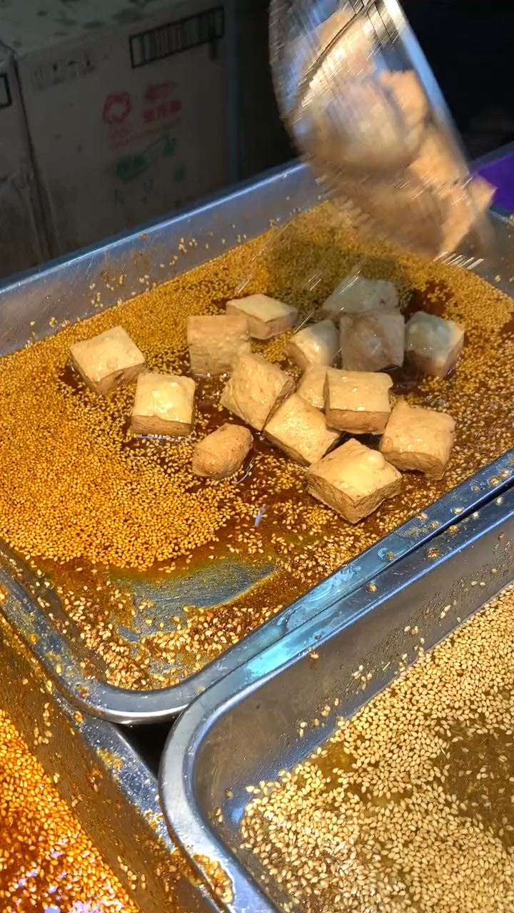 胖乎乎的白色臭豆腐,一个一个,美味停不下来!