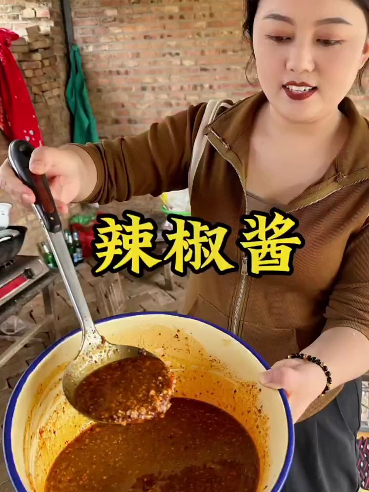 今天做了秘制.辣椒酱.辣椒油.用馍夹起来咬上一口喷香～