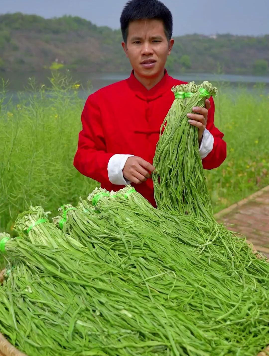 二三十斤的新鲜贡菜,才可以晒成这样一一斤的干贡菜