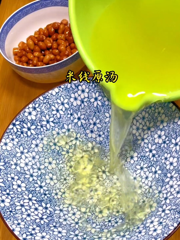 鸡丁香菇米线,自己在家做,想吃几碗吃几碗,想什么时候吃就吃