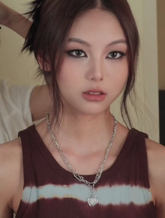 挑战火爆外网的ins妆容&反转猫眼眼妆