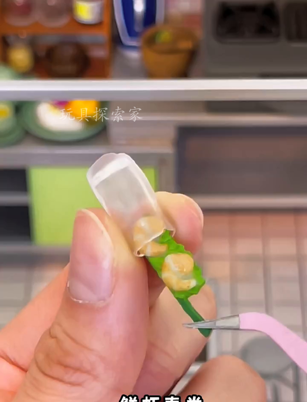咱们中国姑娘在泰国街头开起小食摊儿