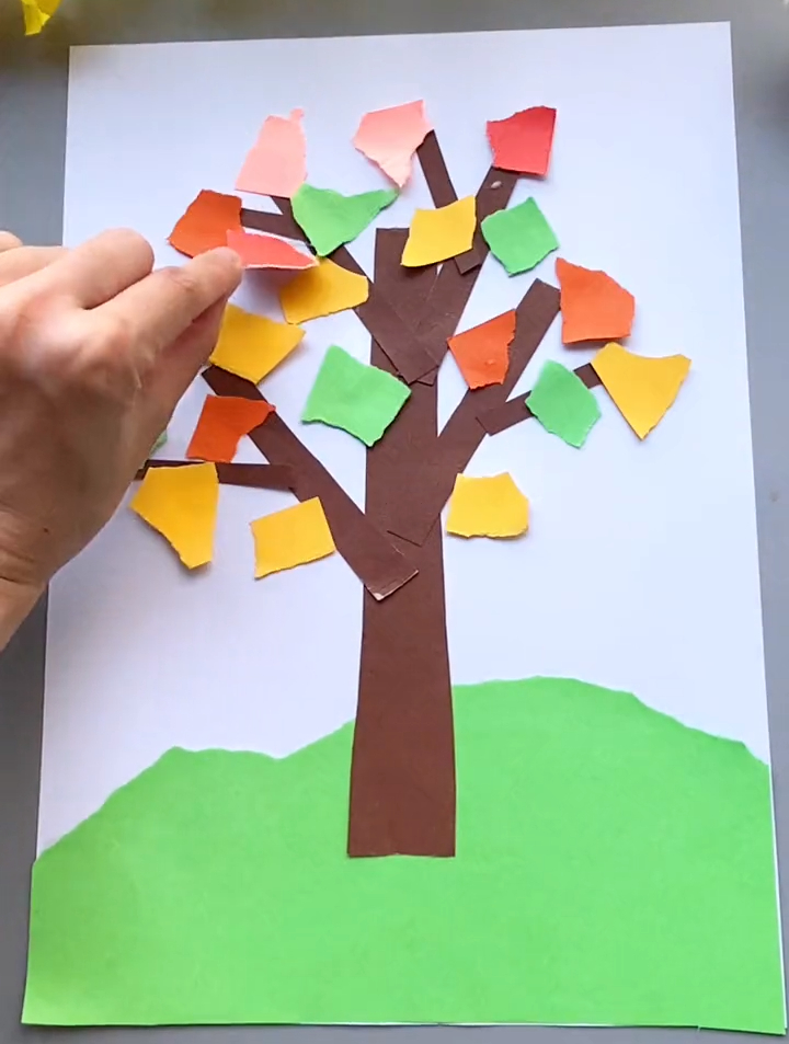 小班宝贝可以做的撕纸贴画《秋天的颜色》,制作简单