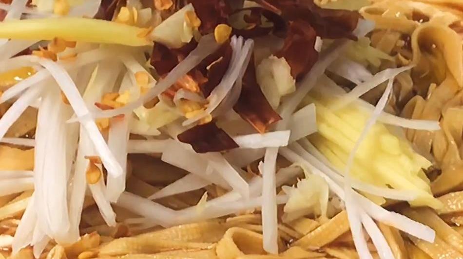 麻辣老汤干豆腐是东北人回忆的菜,简单又便宜,就像汽车中的五菱