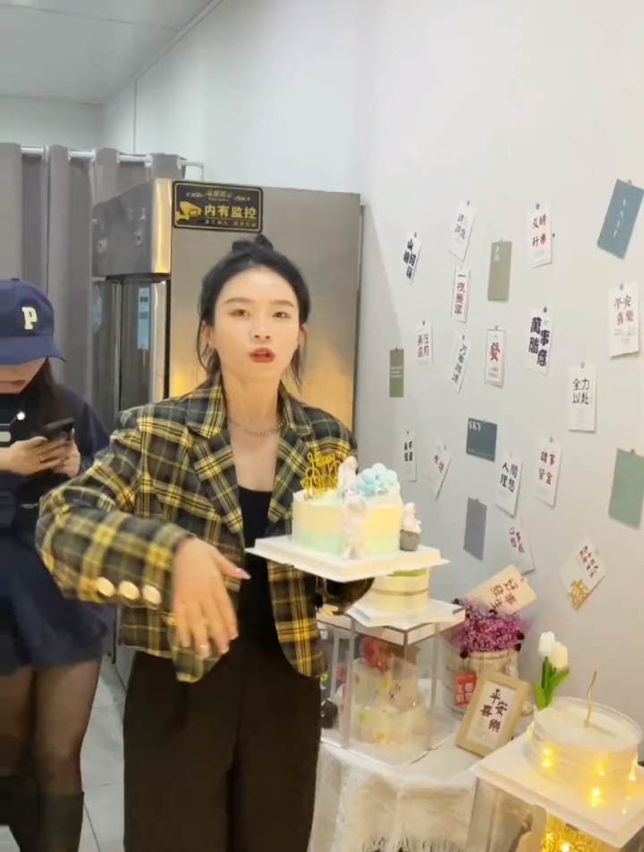 最近过生日的宝贝们 39.9就可以在这家店拿到一个七寸的生日蛋糕
