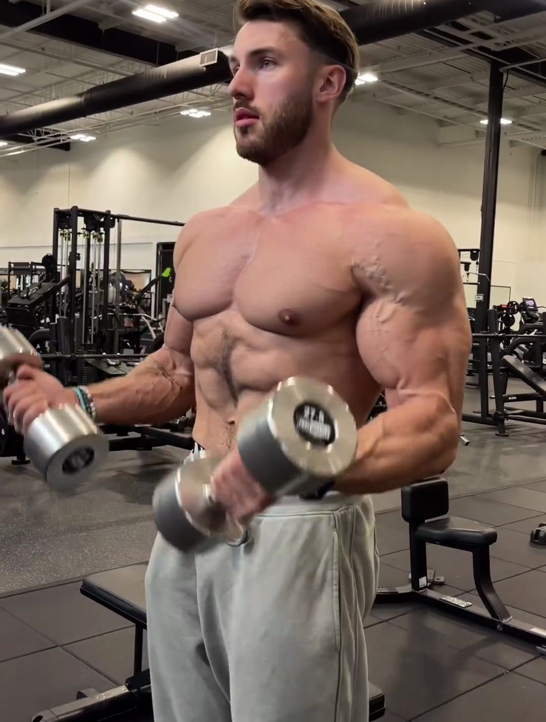 这位肌肉男帅哥好帅气,有点像美国队长哦 肌肉男