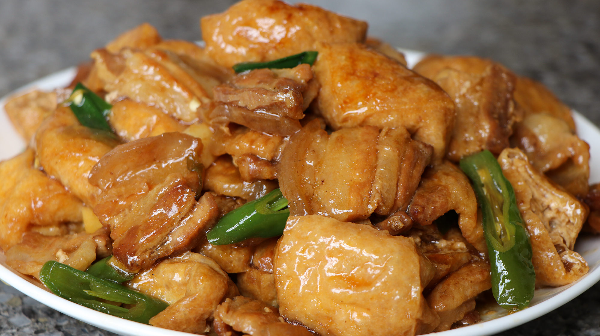 油豆腐焖五花肉的家常做法,好吃又入味,上桌连汤汁都不剩