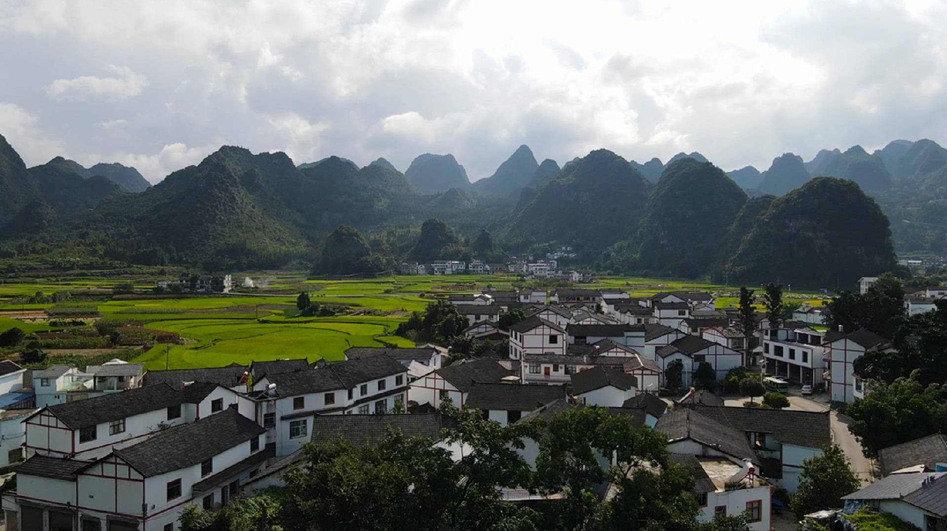 [图]中国最大的喀斯特峰林,贵州万峰林,逛村里的集市太有意思了