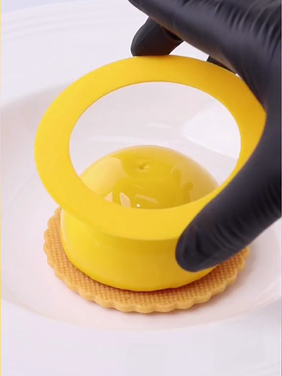 简约巧克力配件装饰帽子慕斯蛋糕、让慕斯不单调、简约高级感