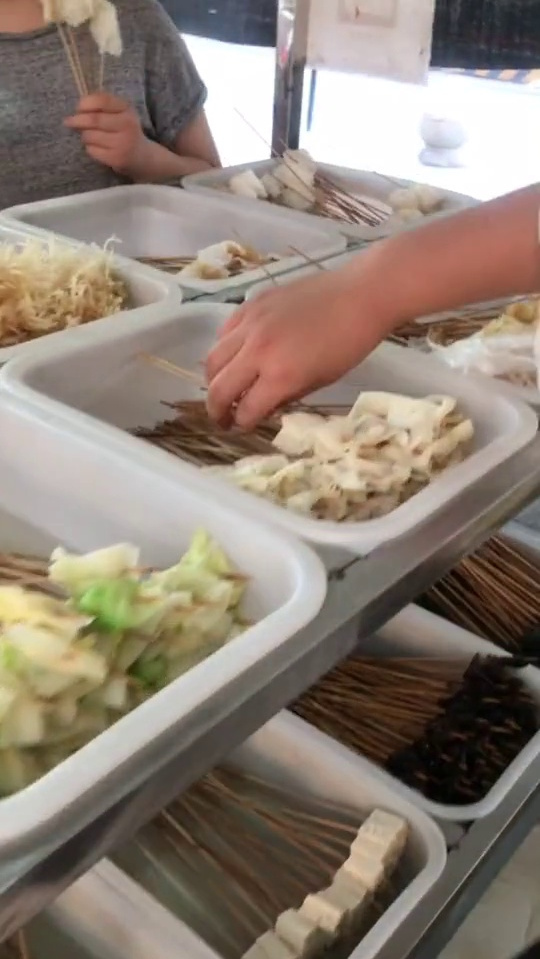 太原夏天超火的沾串,几十种菜品,十几种蘸料。最爱面藕蟹棒土豆