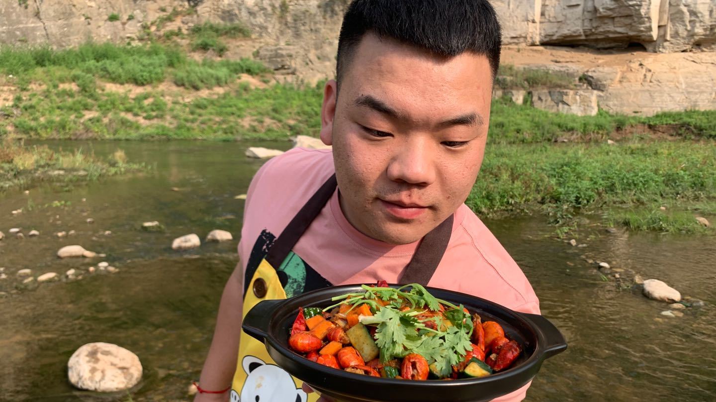 麻辣虾尾这样做,虾肉鲜香麻辣入味吃起来真过瘾,在家自己就能做