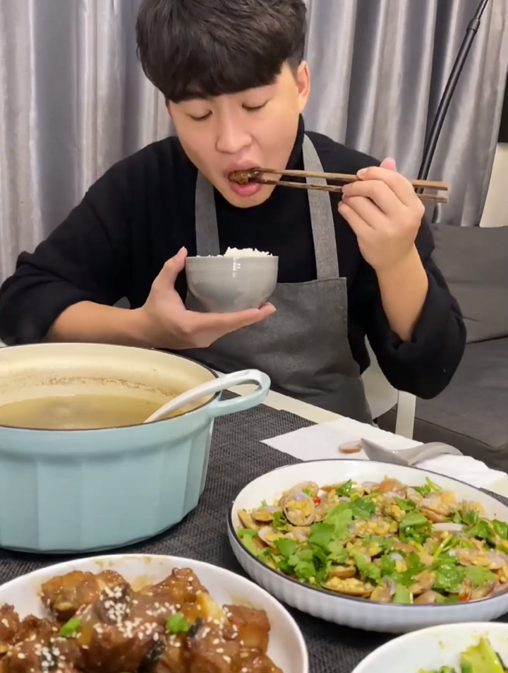 姐姐牙好才消停了几天现在又是要我一个人做饭做家务忙工作太难了