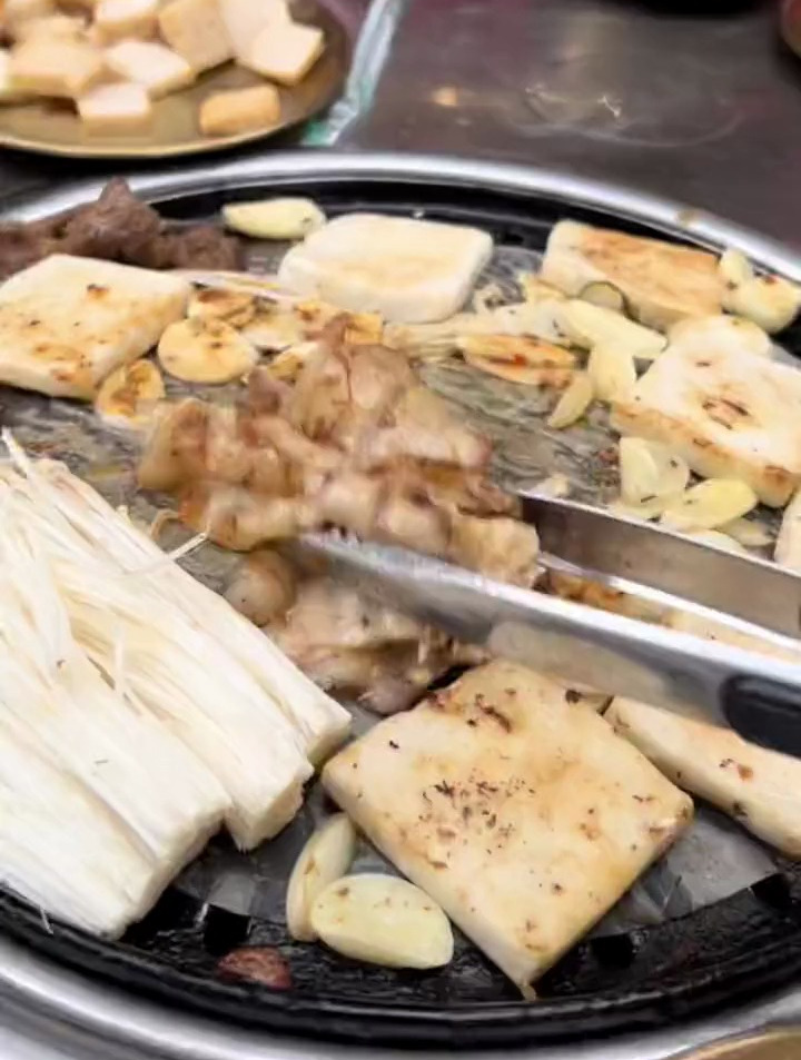一天三顿小烧烤!78又薅到一顿地道美食!