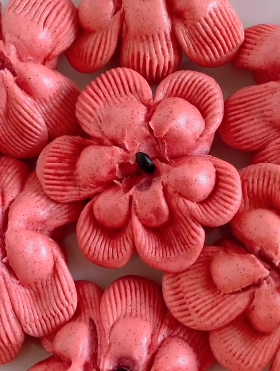 今天分享一道火龙果花型馒头的做法,好看又好吃