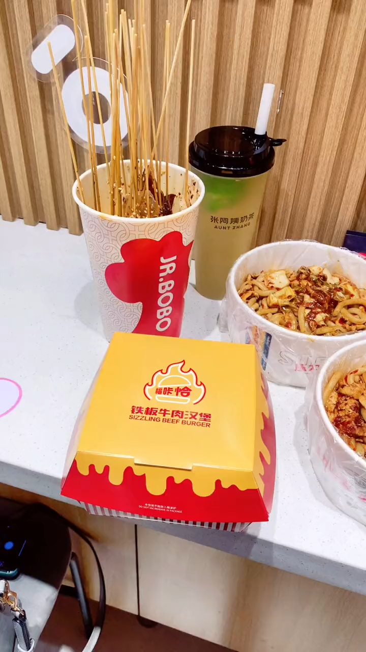 这家会爆汁的手工大汉堡超赞,椒仁钵钵鸡和超歹炒米粉我也很喜欢
