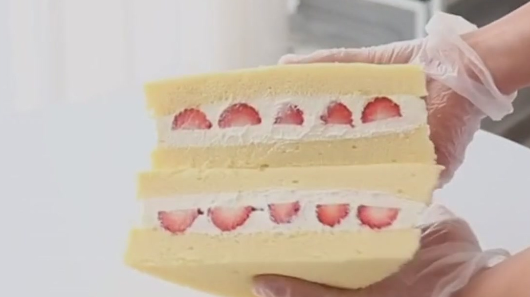无人抵挡草莓蛋糕三明治,不加水教你做,吃起来比看起来更好吃