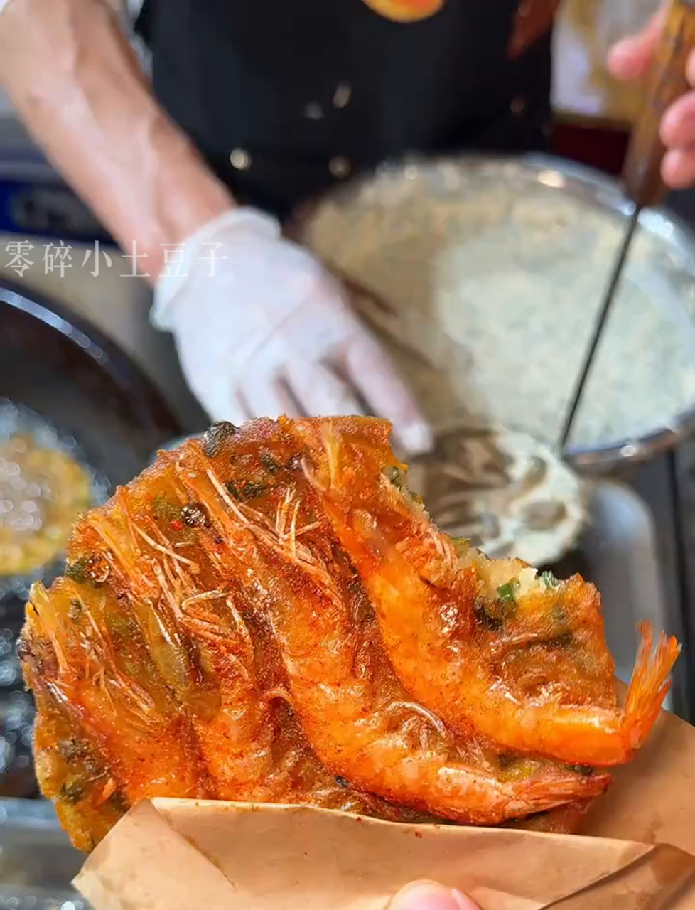 广西路边摊炸虾饼,8块钱买4只大虾仁,外酥里嫩超好吃!