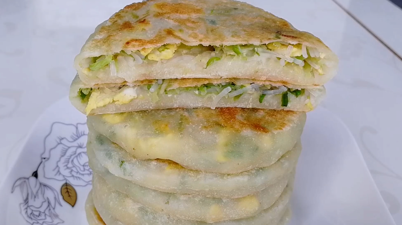 1个萝卜3个鸡蛋,教你馋嘴饼新做法,外软里香,比外面的好吃多了