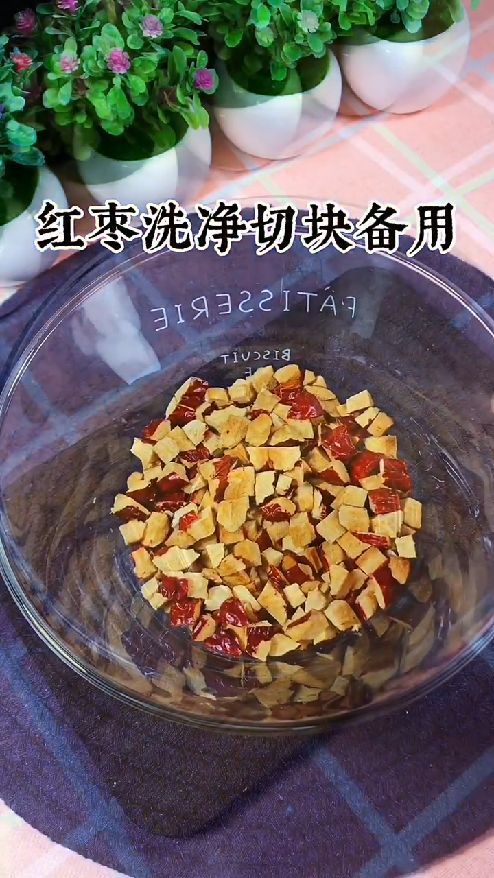 今天做了一盘Q弹软糯的红枣糯米糕,做法也是非常的简单～