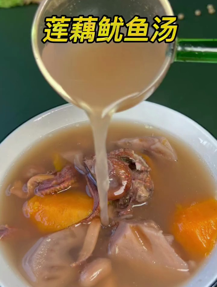 莲藕鱿鱼汤,月子期间妈妈经常煲给我喝,很下奶哟