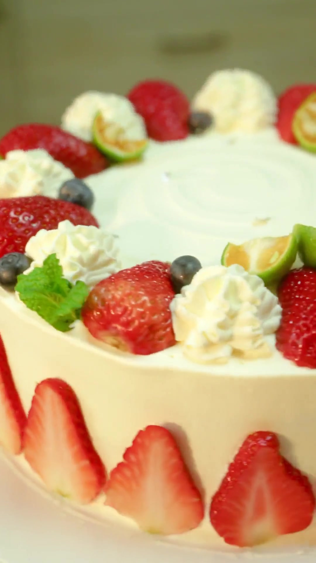 在家做个水果生日蛋糕。从抹面,裱花到装饰详细做法分享