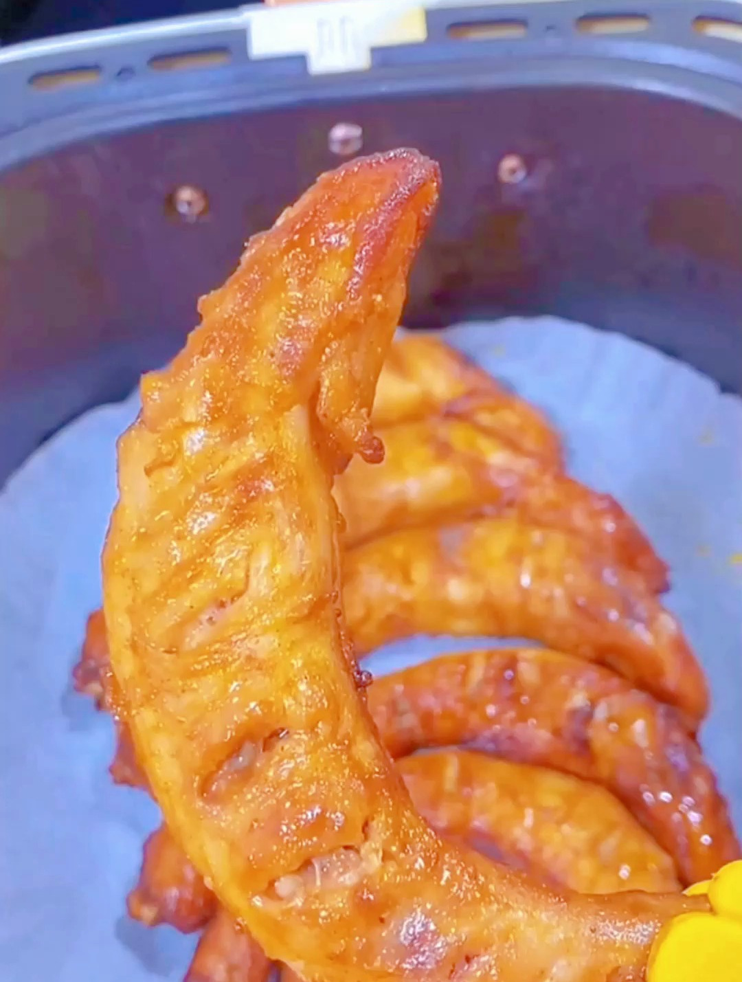 鸭脖子这样烤,味道肯定是错不了的,还不快艾特你的男朋友给你做