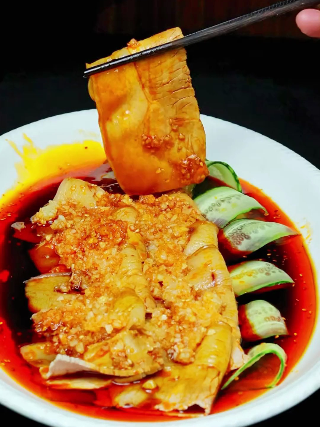 今天做一道经典的凉拌菜 蒜泥白肉,天气热了吃起开胃爽口