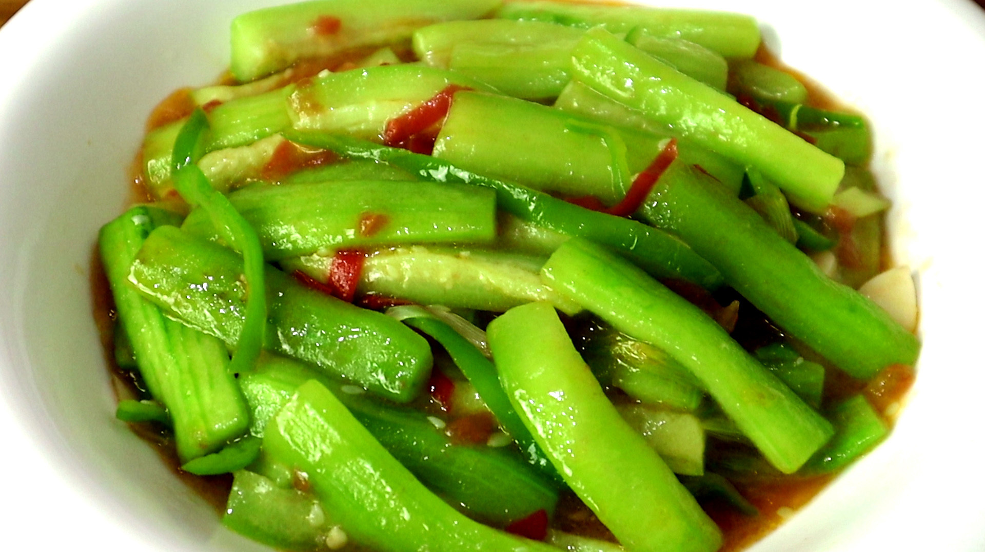 炒丝瓜很多人直接下锅,难怪丝瓜发黑又出水,大厨教饭店好吃做法
