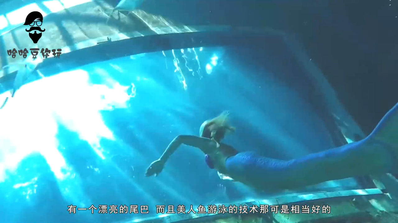 美女痴迷“美人鱼”,将自己打扮成美人鱼,下水后,画面瞬间梦幻