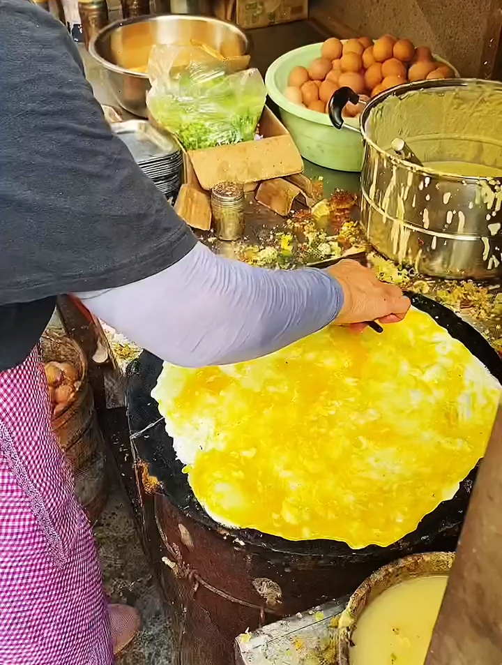 黄骅风味小吃,油炸烧饼夹鸡蛋