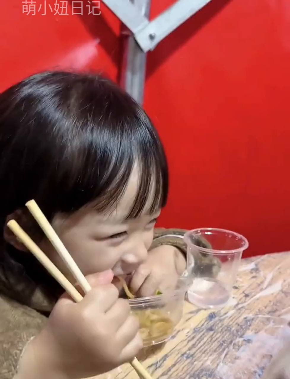 老妈让我临时看娃,我带他吃了烧烤夜宵,还喝了雪碧、吃了雪糕和糖果