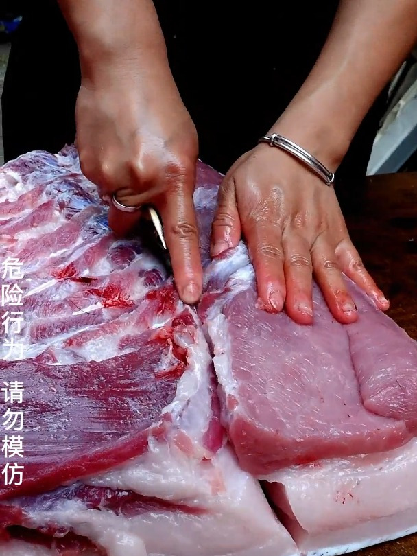 切了一块里脊带着肥膘,新鲜肉就是这样柔软真材实料才能做出好味