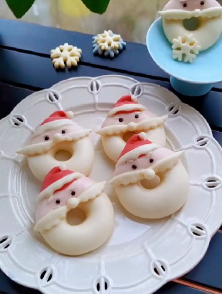 今天给做了圣诞老人甜甜圈馒头