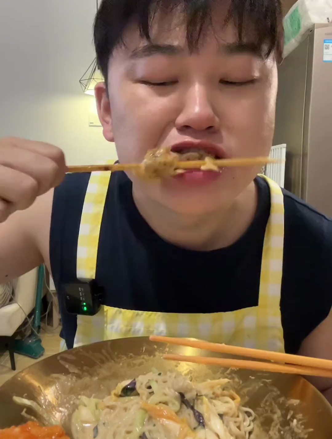 豆汁面+韩式炸鸡串+柚子鸡肉串+黑椒脆骨串+脆皮炸香肠 美食vlog