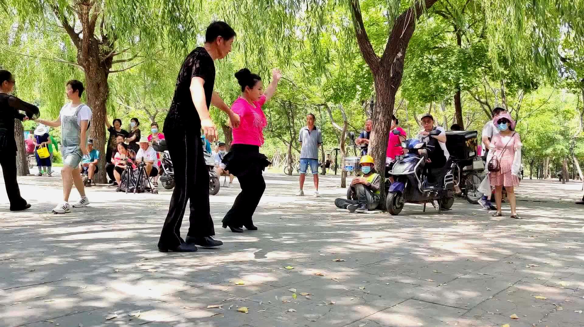 [图]广场舞《风雨故人来》曲风优美舞步沈醉,让人回味