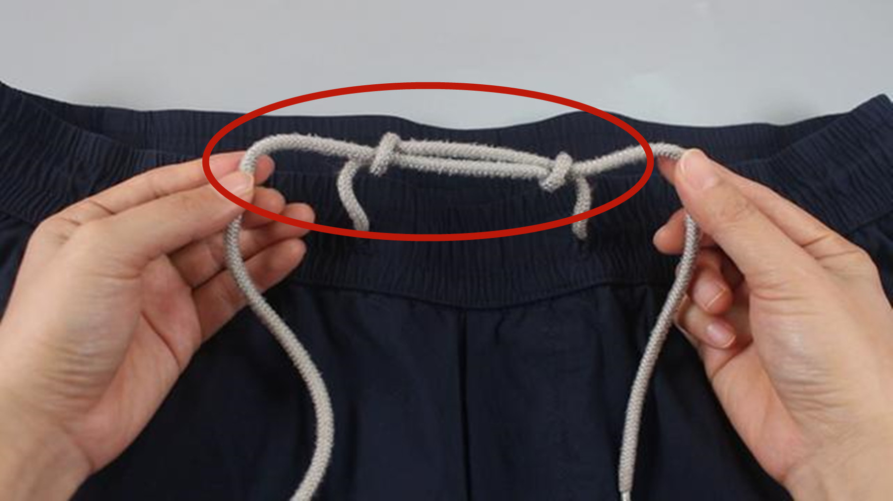 今天才知道,裤子上的2根绳子,这样系才正确,原来以前一直做错