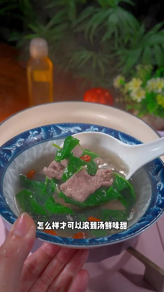 这样浸的枸杞叶猪肝汤,汤鲜味美,猪肝不老不柴