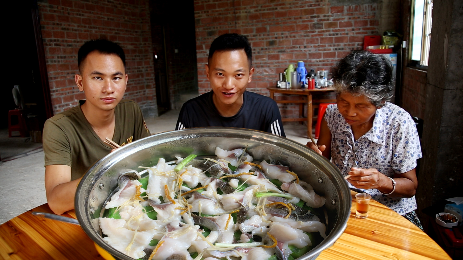 广东特色美食“桑拿无骨鱼”来了,肉质嫩滑,吃起来像豆腐