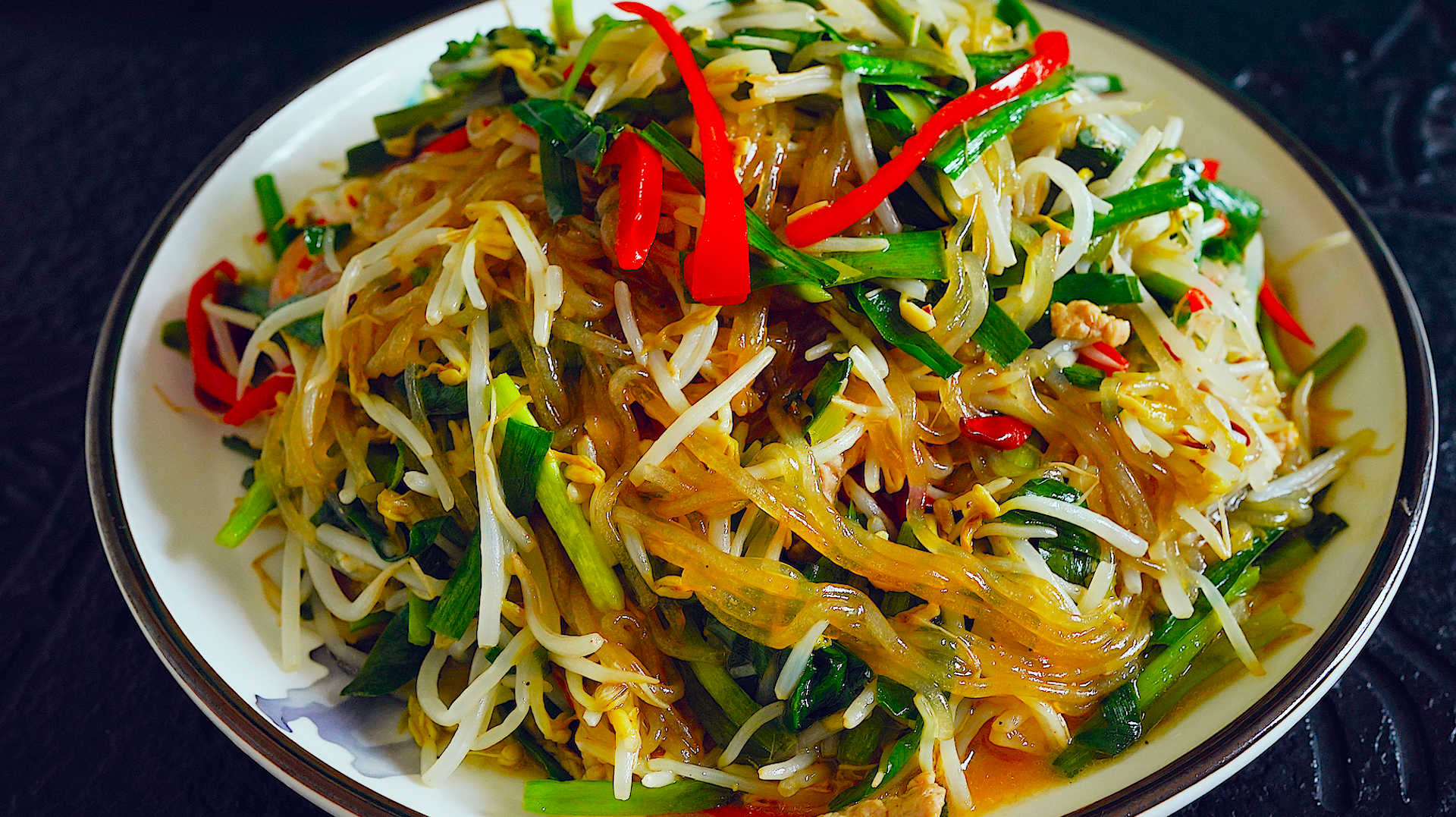 豆芽炒粉条,这样做又香又入味地道家常菜,清淡爽口特下饭