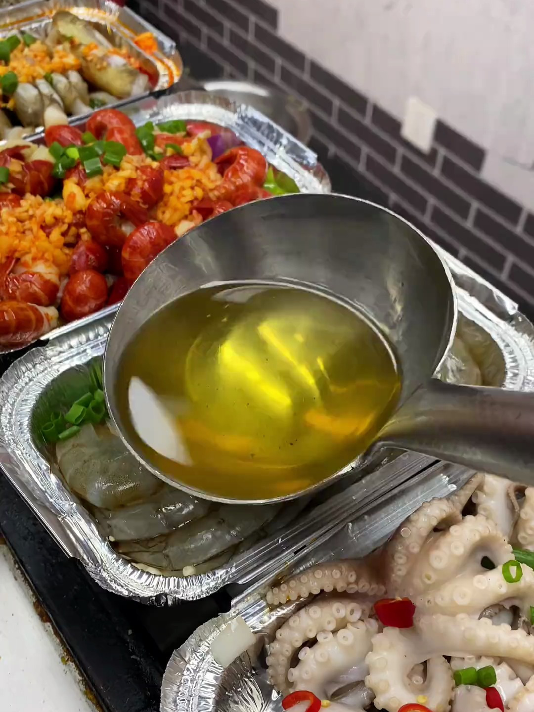 锡纸烧特色烧烤,可做几十种菜品,麻辣鲜香,夏季夜市的扛把子