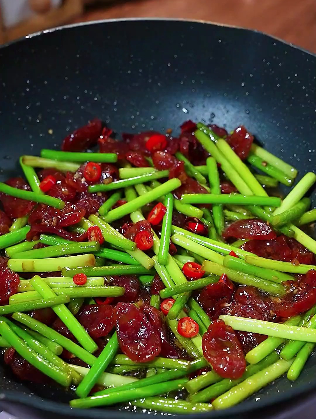 为什么饭店里的蒜苔炒腊肠又脆又绿,原来是这样做的