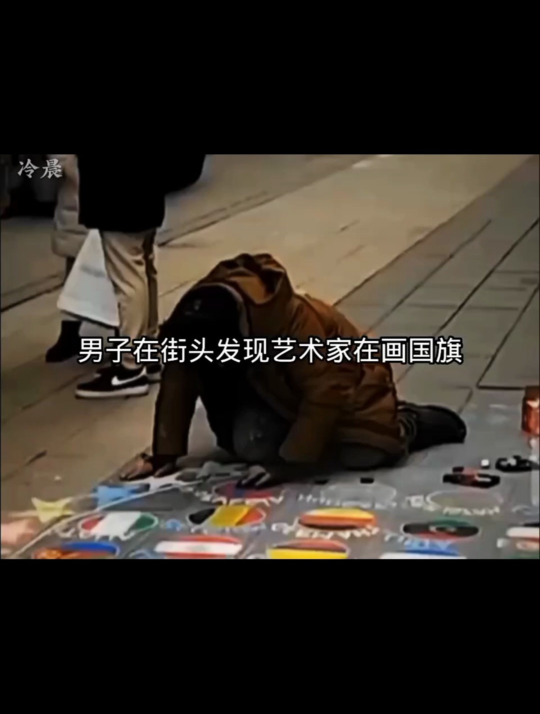 男子在街头发现艺术家在画国旗