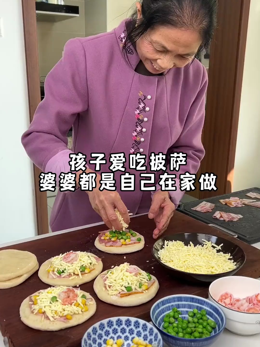 不需要模具,家里有碗就能做小披萨,太美味啦!
