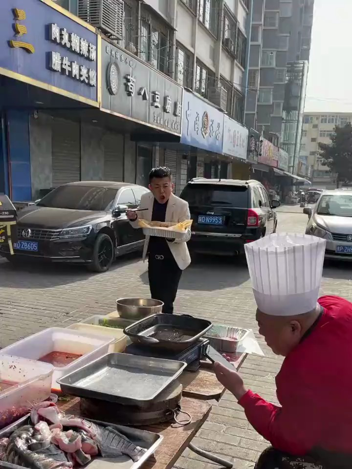 一个摆摊卖鱼的厨师长