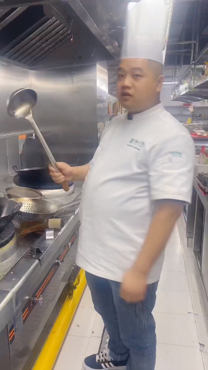 今天给大家做一道蒸鱼头,味道杠杠滴