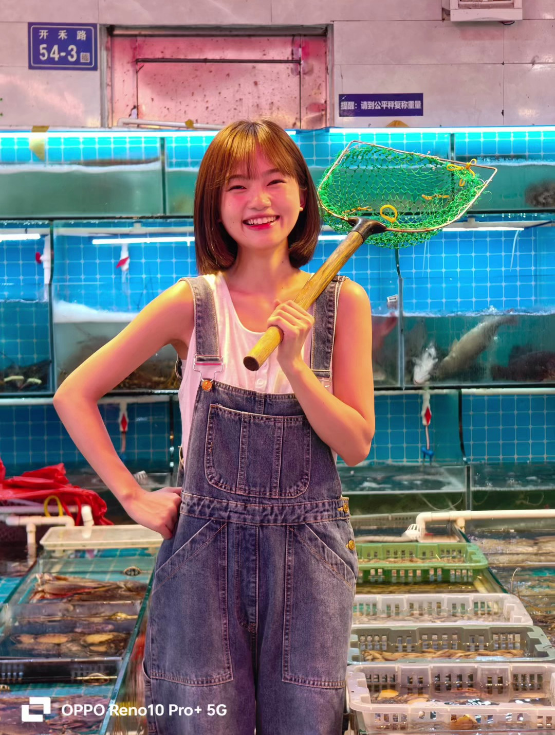 摄影师引导甜妹楼下菜市场拍一组生活感照片