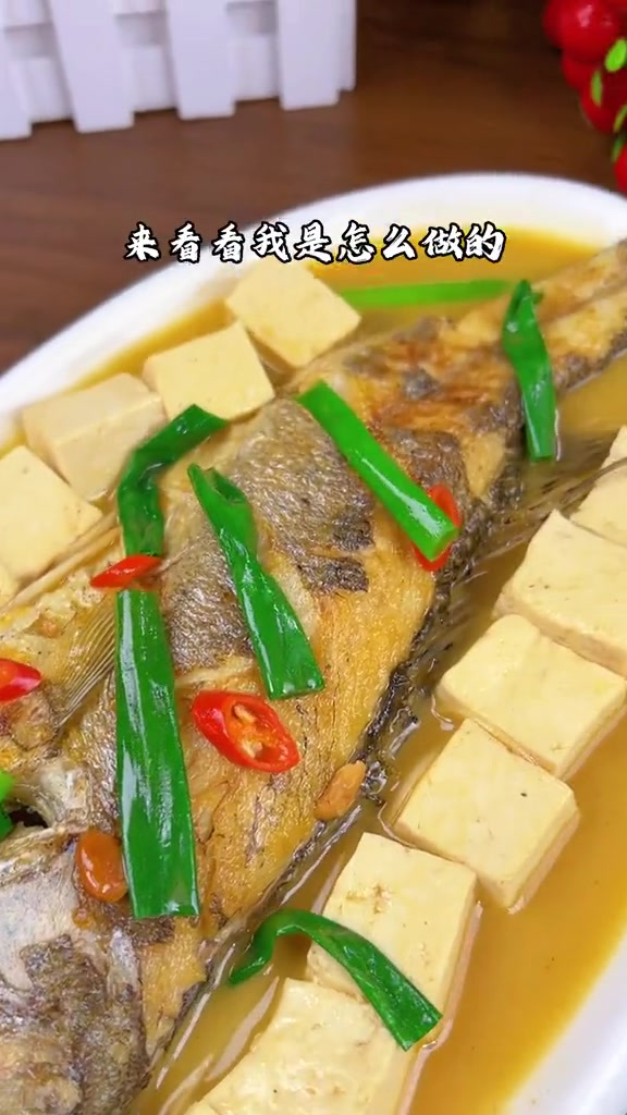 这是我的拿手好菜鲈鱼烧豆腐,有豆酱的加持烧什么海鲜都好吃～