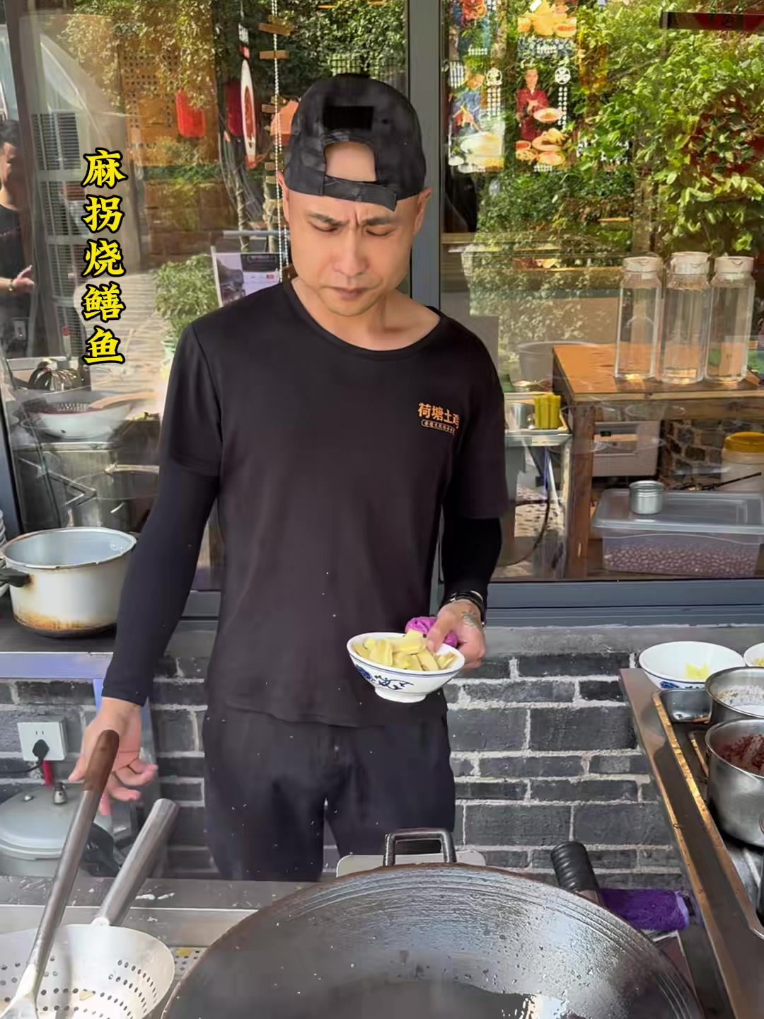 麻拐烧鳝鱼,我们看湘潭荷塘土鸡炒菜队的大厨是怎么样烹饪的