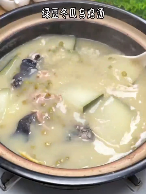 夏天炖乌鸡汤放什么材料!